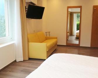 Hotel Villa Margherita - Limone sul Garda - Bedroom