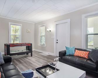 Bright Side Bungalow - Muskegon - Living room