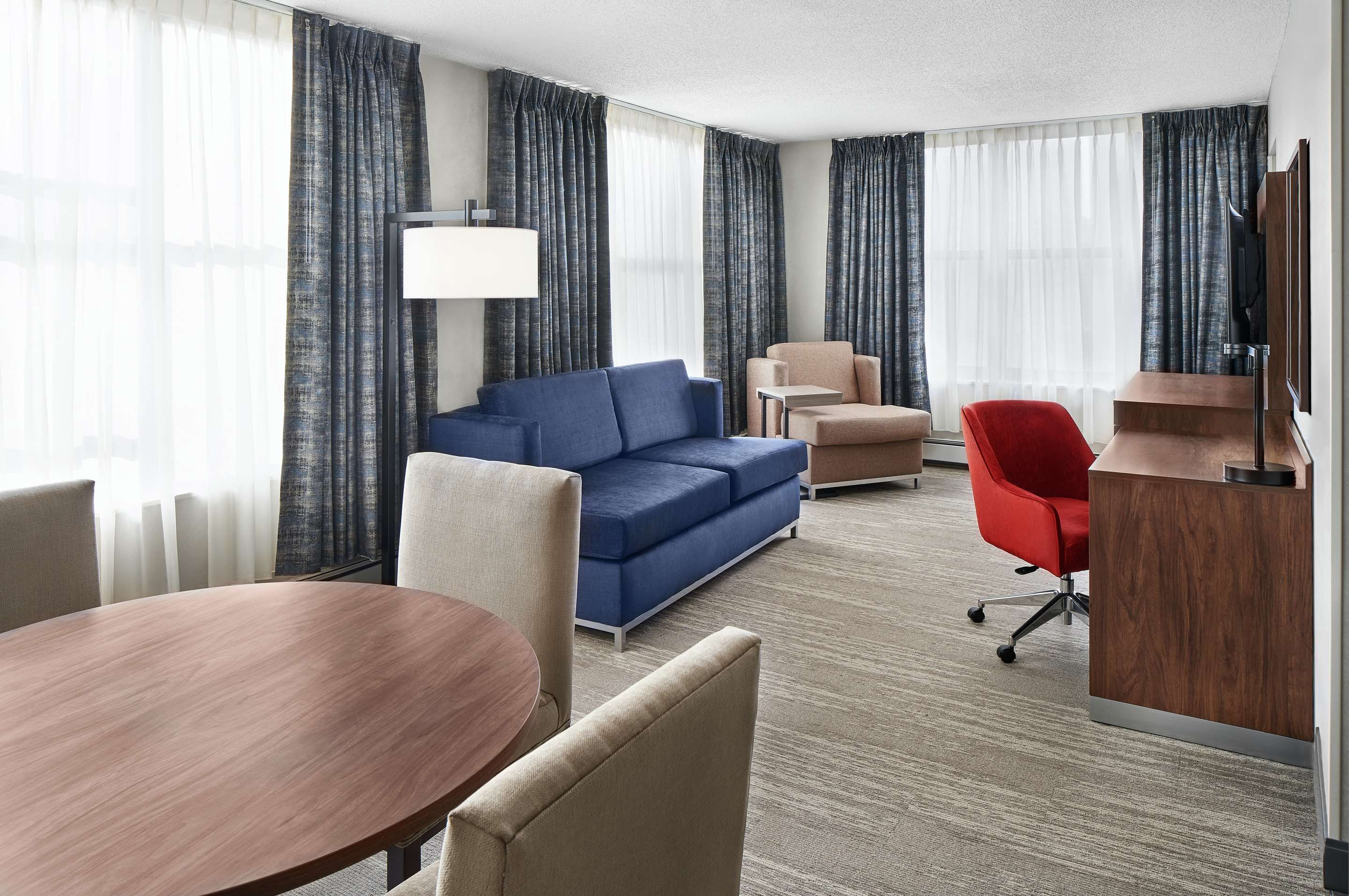Living room view of Hampton Inn & Suites Chicago-Downtown