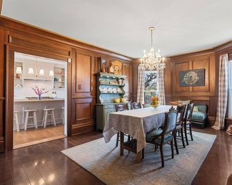 Beautiful home on Bourbon Trail.Close to Keeneland. Walk to downtown Versailles - Versailles - Dining room