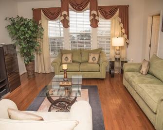 House Of Cardz- Comforts Of Home By Lloyd Suites - Laurel - Living room