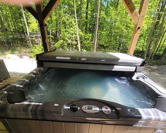 Lux Summer Getaway with Hot Tub, Sauna, EV charger - Haliburton