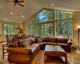 Mv16 : Bear Lair Estate With Hot Tub - Meyers - Living room