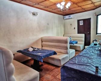 Ishmajoso Lodge - Freetown - Sala de estar