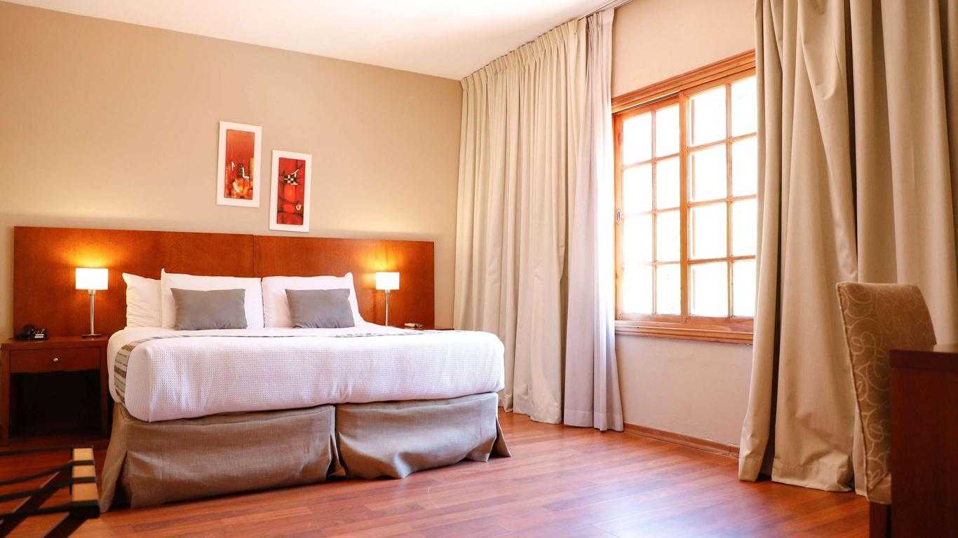 Howard Johnson by Wyndham Escobar Hotel