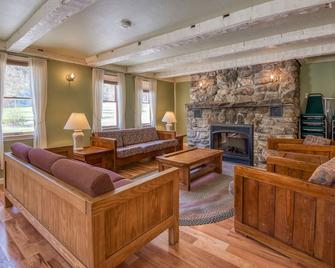 Purity Spring Resort - East Madison - Living room