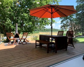 Incredible Waterfront Cottage with Hot-tub, Barbecue and Fire Pit in Portage la Prairie, Manitoba - Portage la Prairie - Patio