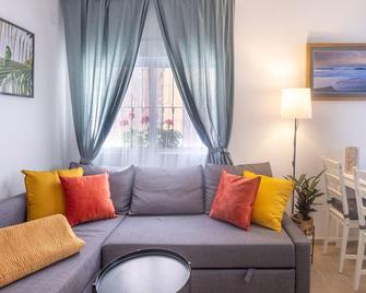 Holidays2malaga Carril & Wifi Fibra 5g Ideal Para Trabajar & Tv Satelite - 馬拉加 - 客廳