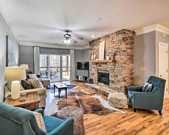 Inviting Kingwood Resort Condo in Clayton! - Clayton - Living room
