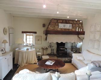 Charming house, stone; magnificent view; swimming pool, quiet - Saint-Thomé - Living room