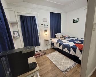 The Littletexan. Near I20 & West Co. Wifi! - Odessa - Bedroom
