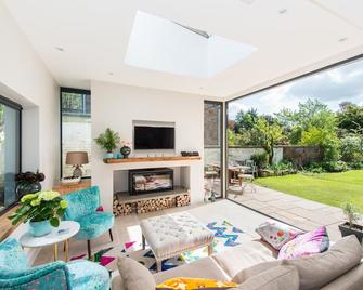 Luxurious Victorian Villa, Eskbank, Near Edinburgh, Sleeps 10. Parking & Garden - Dalkeith - Living room