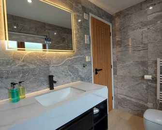 Meadow View Apartments - Newquay - Bathroom