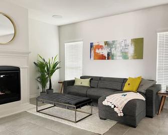 Perfect For Families House with Cozy Fireplace - Frisco - Sala de estar