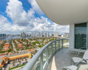 2 BR Luxury Suite in Marenas Beach Resort 2508 condo - Sunny Isles Beach - Balkón