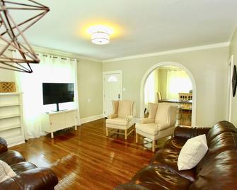The Home Realtor Guest House - Big Spring - Living room