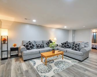 Deck and Grill Convenient Home in Hummelstown - Hummelstown - Living room