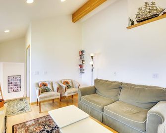 1 Block to Twin Rocks Beach: Pet-Friendly Cottage - Rockaway Beach - Living room