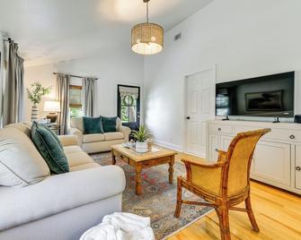 Home 2 Mi to Beach and Old Town Bay St Louis! - Bay Saint Louis - Phòng khách