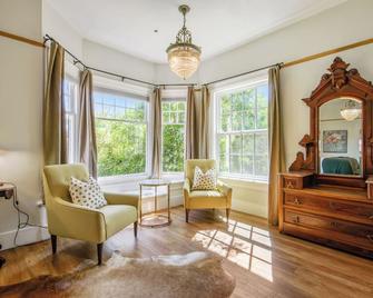 Cedar Gables Inn - Napa - Living room