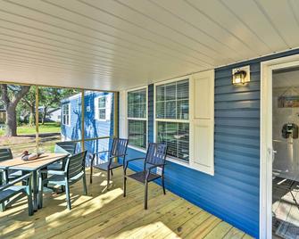 Pelican Place Coastal Cottage Walk to Back Sound - Harkers Island - Patio