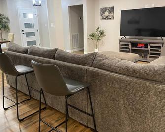 New! Luxury Home In Central Mcallen - McAllen - Sala de estar