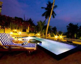 Tom's Inn Premium - Kovalam - Piscina