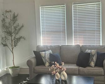 The Beautiful City Escape Downtown Delight - Waycross - Wohnzimmer