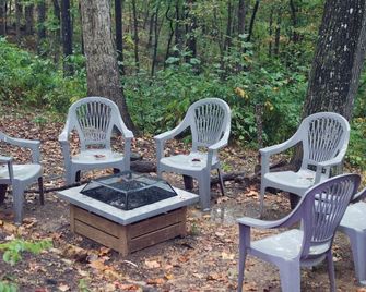 Cozy House in the Woods - 25 minutes from downtown - Pegram - Patio