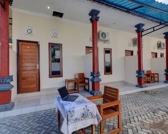 OYO Life 92838 Kost Ibu Surya - Negara - Patio