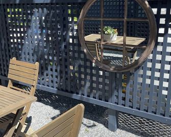 Quaint Bungalow Minutes From Downtown, Harbor, Shops - Camden - Patio