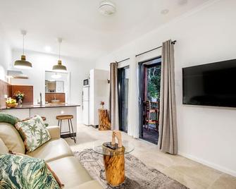 Airlie Beach Eco Cabins - Adults Only - Airlie Beach - Living room
