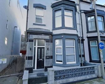 Black Ocean Holiday Apartments - Blackpool - Building