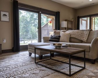 Hidden Retreat on 30 Wooded Acres 5 Miles to Town - Bloomington - Huiskamer