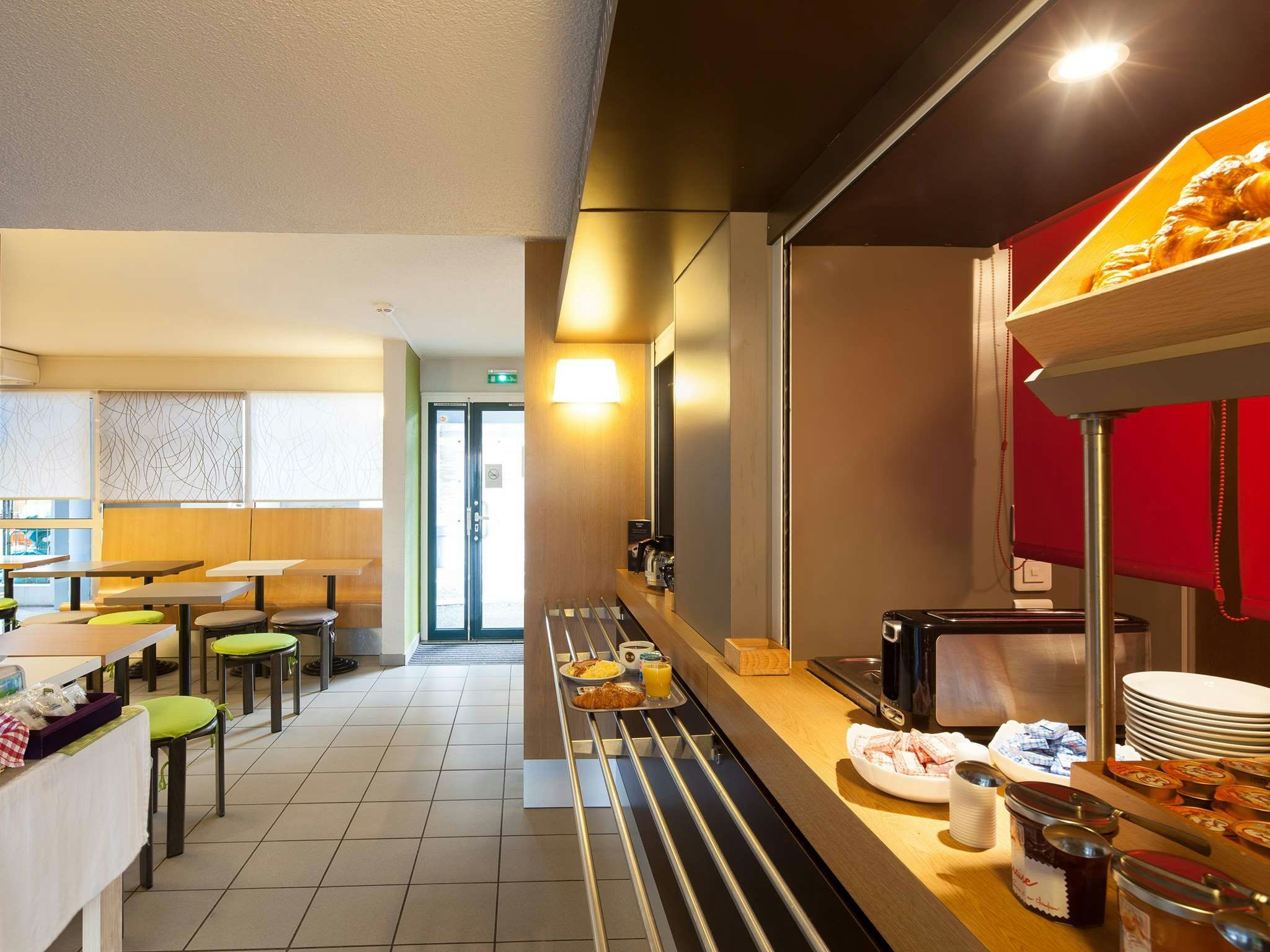 B&B HOTEL Rouen Parc des Expos Zénith - לה גרנד קוובילי - בופה