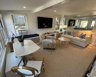 6 Mechanic - Provincetown - Living room