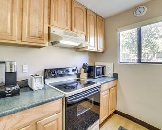 Cozy Mammoth Lakes Studio 5 Mi to Ski Slopes - Mammoth Lakes - Cocina