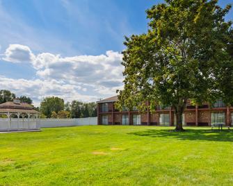 Best Western Plus Keene Hotel - Keene - Building