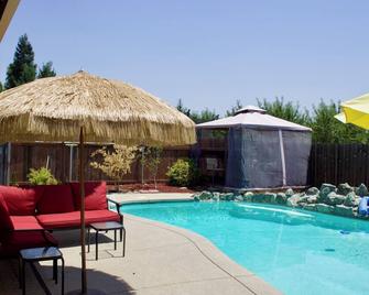 Charming Dream Hideaway W/Pool. - Yuba City - Zwembad