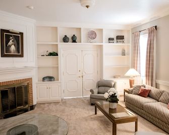 Gorgeous Estate set in beautiful Lancaster County - Bird in Hand - Living room