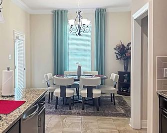 Bungalow Blissyour Luxurious Home Away From Home - Lake Charles - Dining room