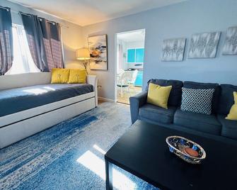 Blue Jay Bungalow - Cozy Oasis with Fire Pit - Dunedin - Living room