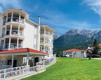 Riverside Twin `B` | Cozy | Views | King Bed - Fairmont Hot Springs - Bâtiment