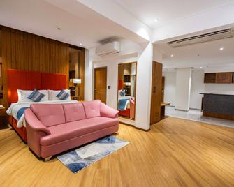 Ramada Encore by Wyndham Viramgam - Viramgām - Bedroom