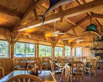 Lakeside cottage with boats, grill, firepit, pet and Kid Friendly - Poland - Restaurante