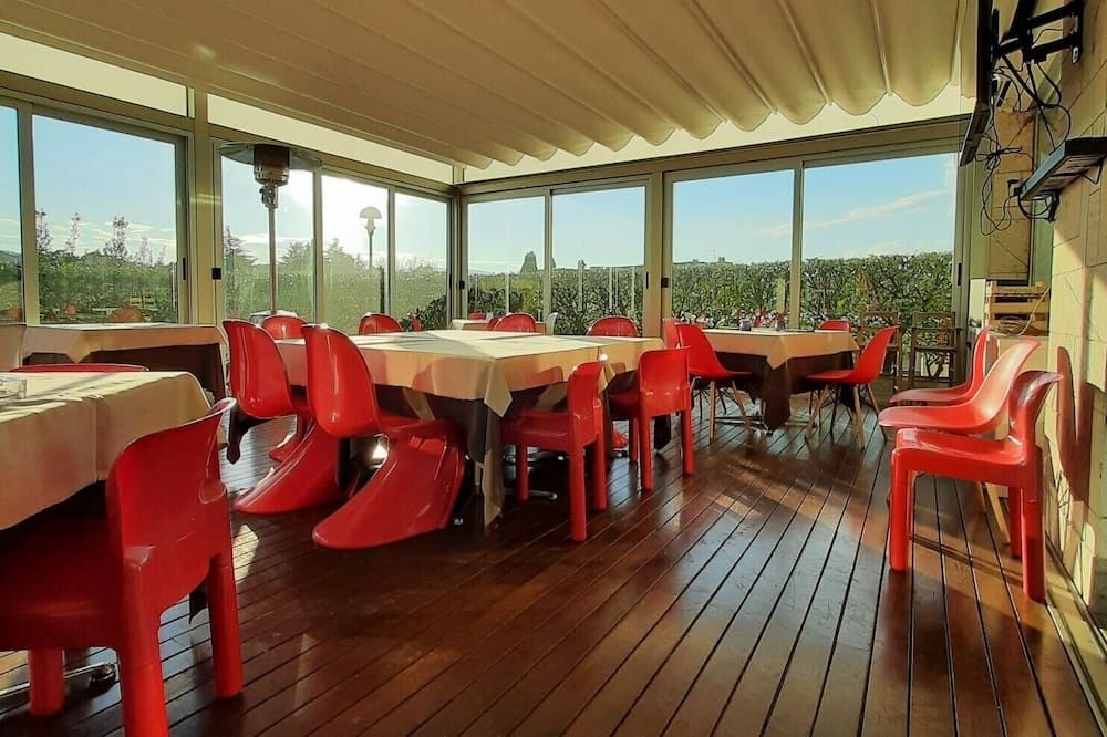 إل اش إكا ستريت آرت هوتل - سبوليتو - مطعم