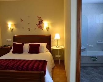Hotel Nuevo Cachalote - Portonovo - Bedroom