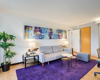 Guam Plaza Resort - טאמונינג - סלון