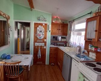 3 Bed Chalet - Sleeps 6 - Parking - Garden - Wifi - Great Yarmouth - Kuchyň