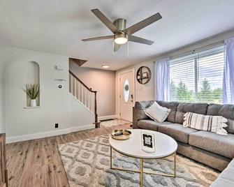 Orchard Park Home Less Than 2 Mi to Highmark Stadium! - Orchard Park - Living room
